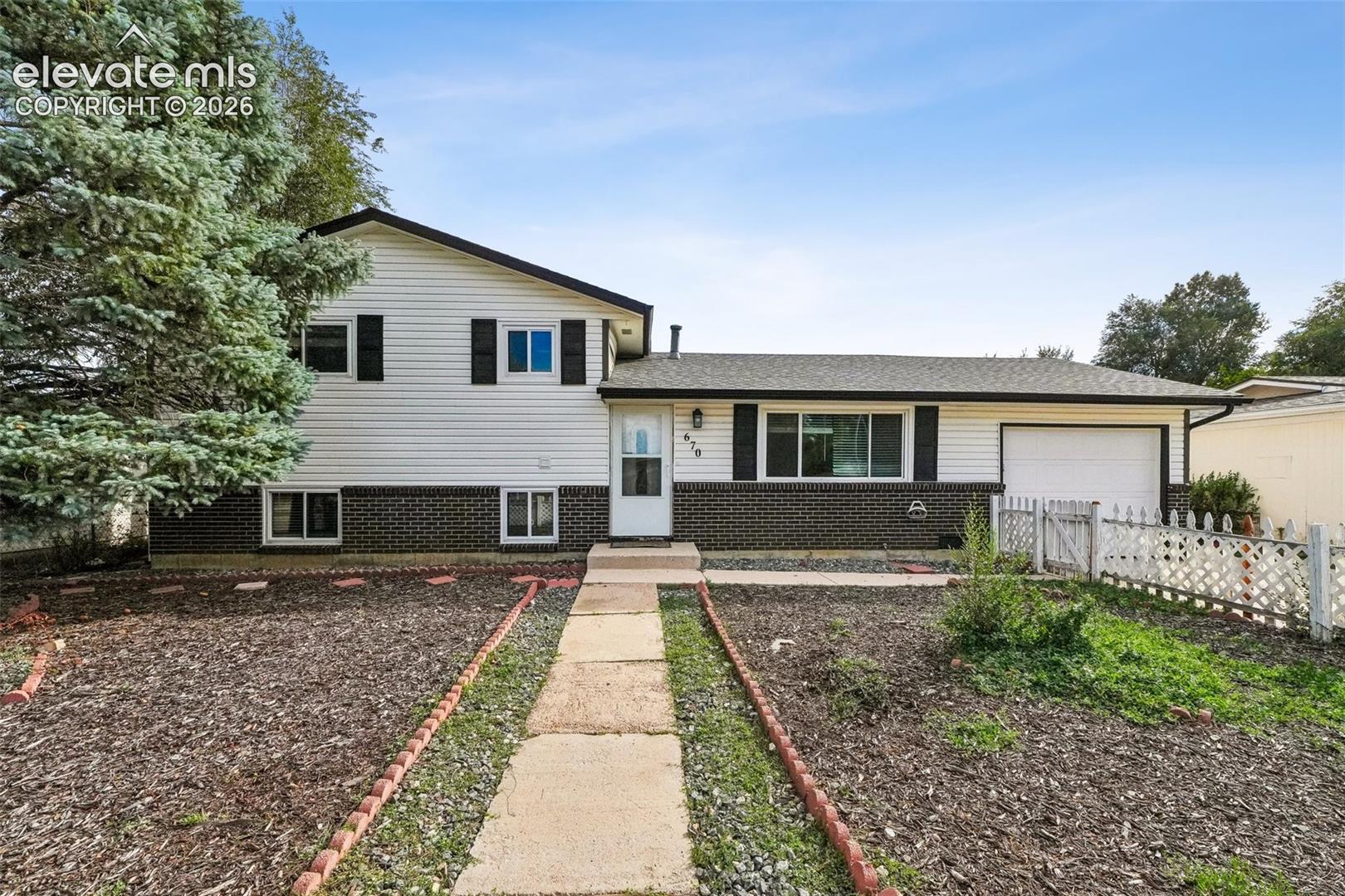 670 Calle Entrada NA — listing photo