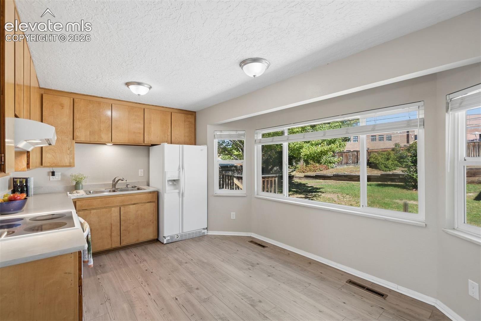 Listing photo 9 for 408 Elmwood Drive