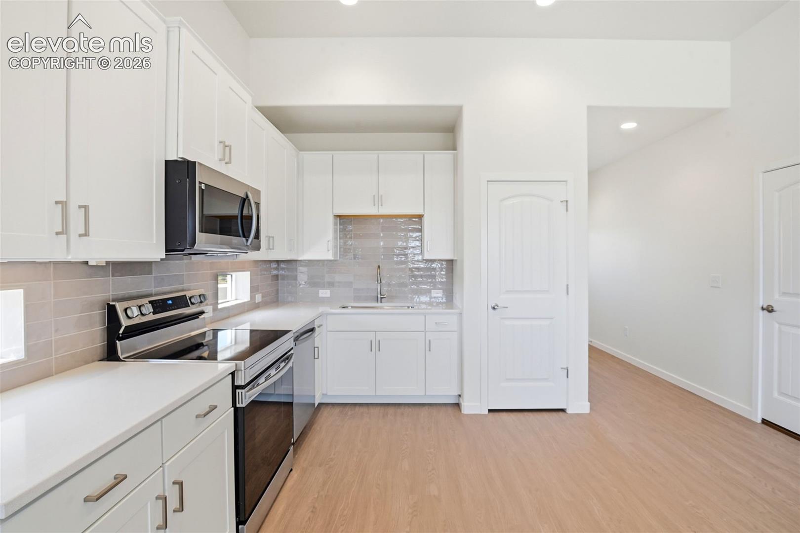 Listing photo 14 for 8039 School House Drive
