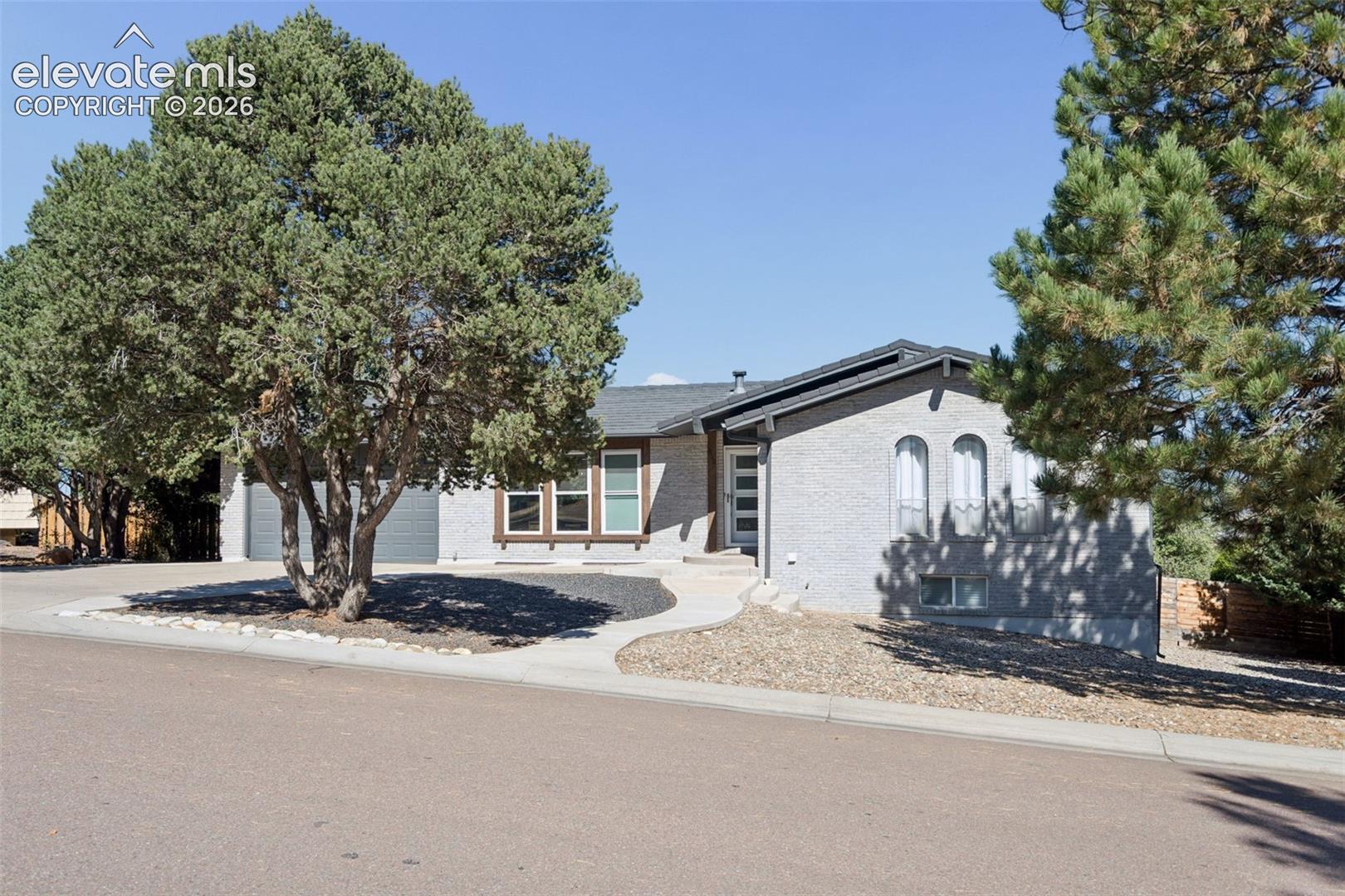 Listing photo 2 for 810 Point of the Pines Drive