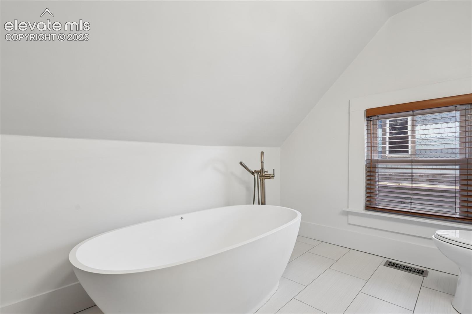 Listing photo 26 for 1812 W Pikes Peak Avenue
