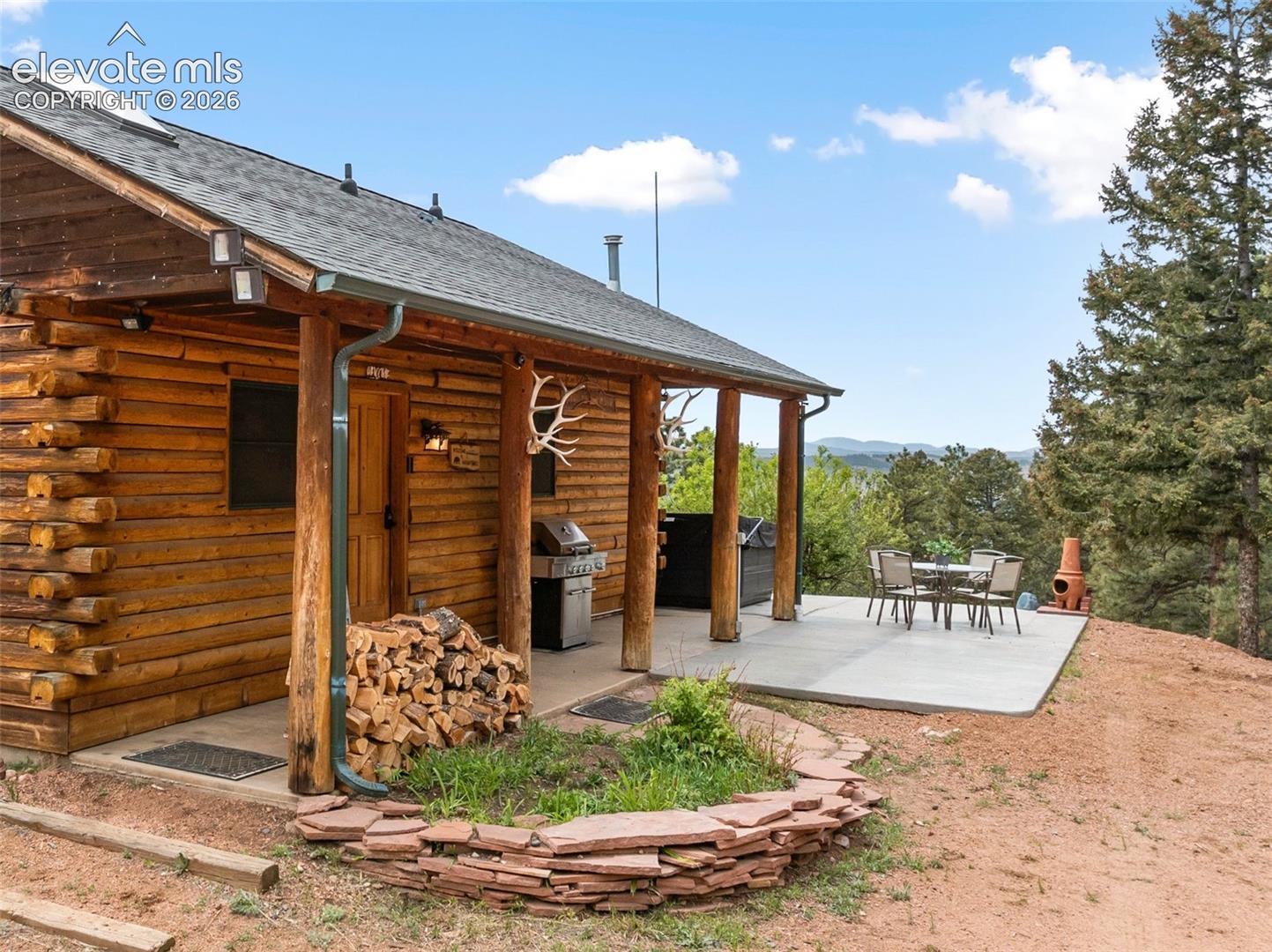 Listing photo 3 for 918 Douglas Fir Drive