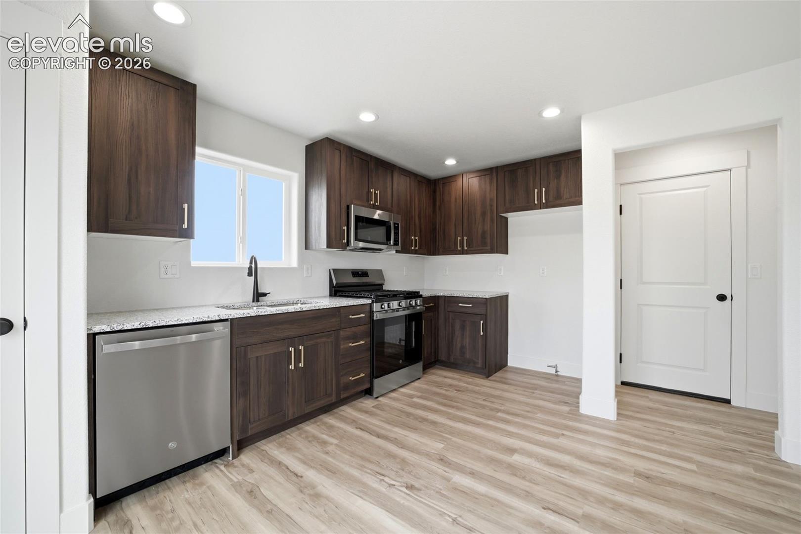 Listing photo 2 for 830 Keystone Loop