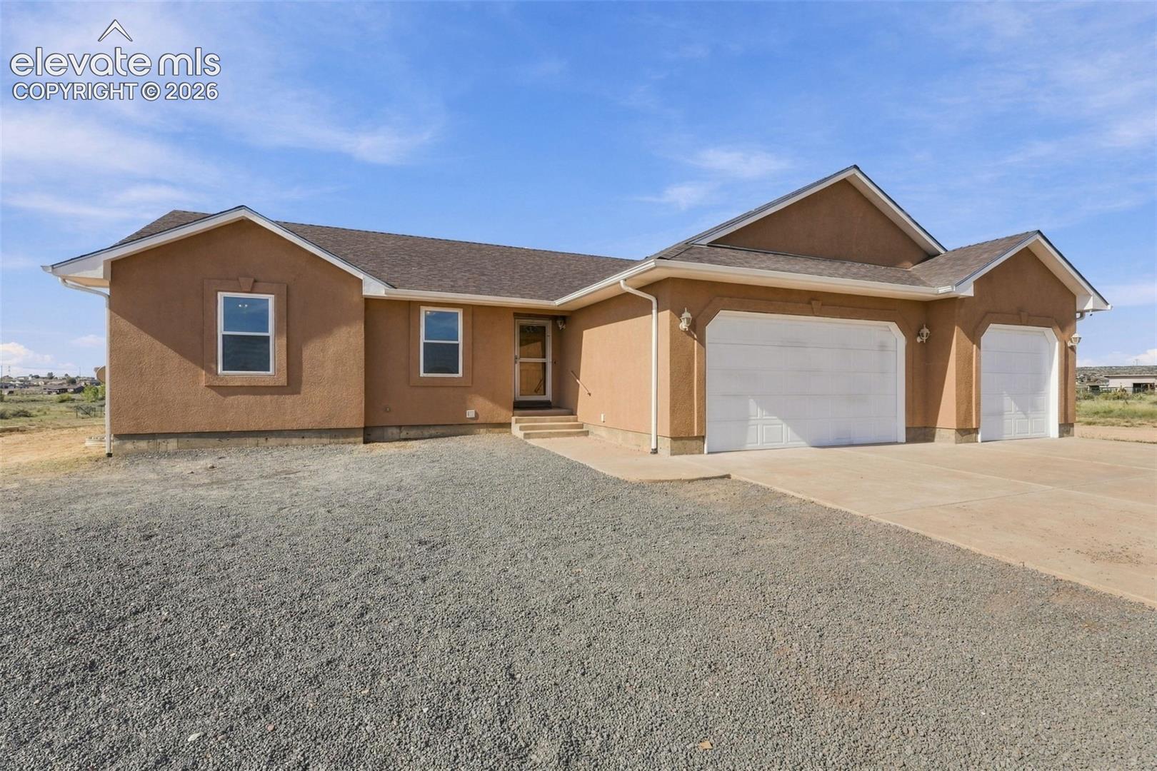 Listing photo 2 for 1385 N Challenger Drive