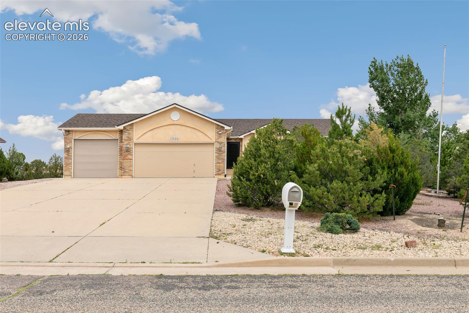 Listing photo 2 for 11689 Allendale Drive