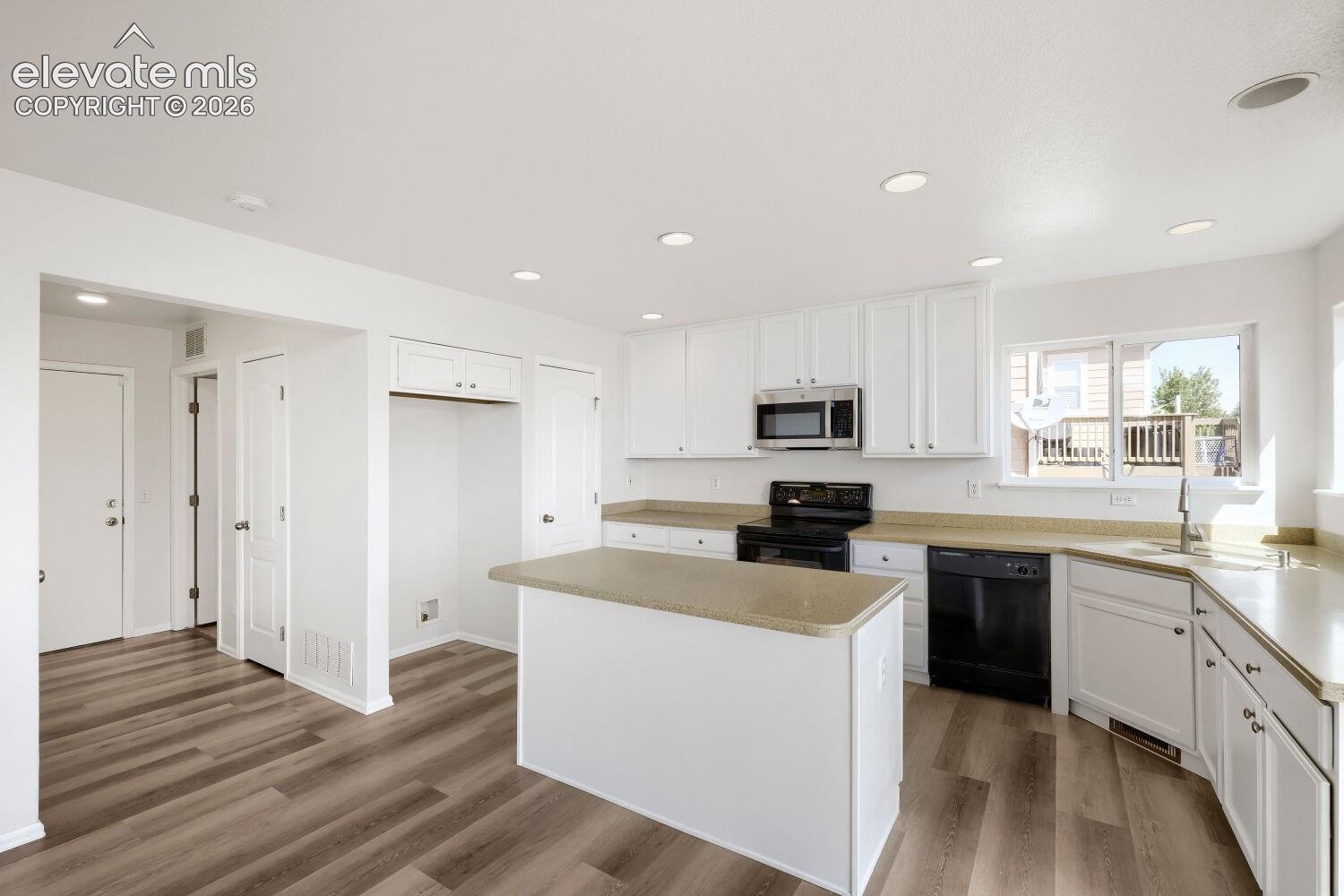 Listing photo 13 for 10025 everglades Drive