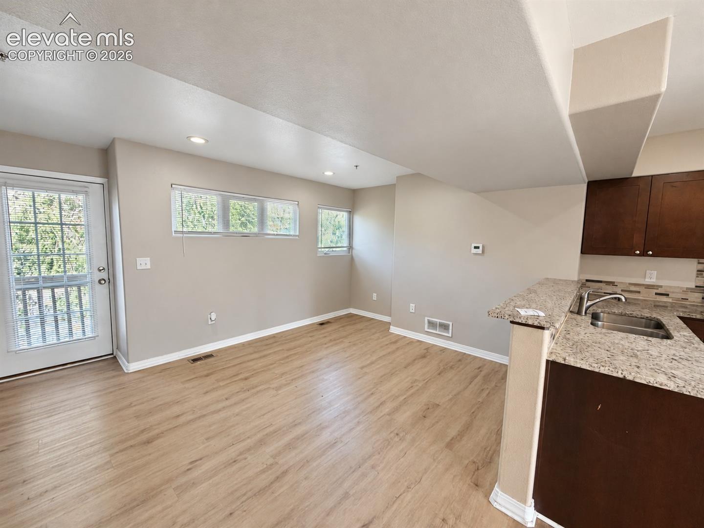 Listing photo 6 for 320 E Ohio Avenue