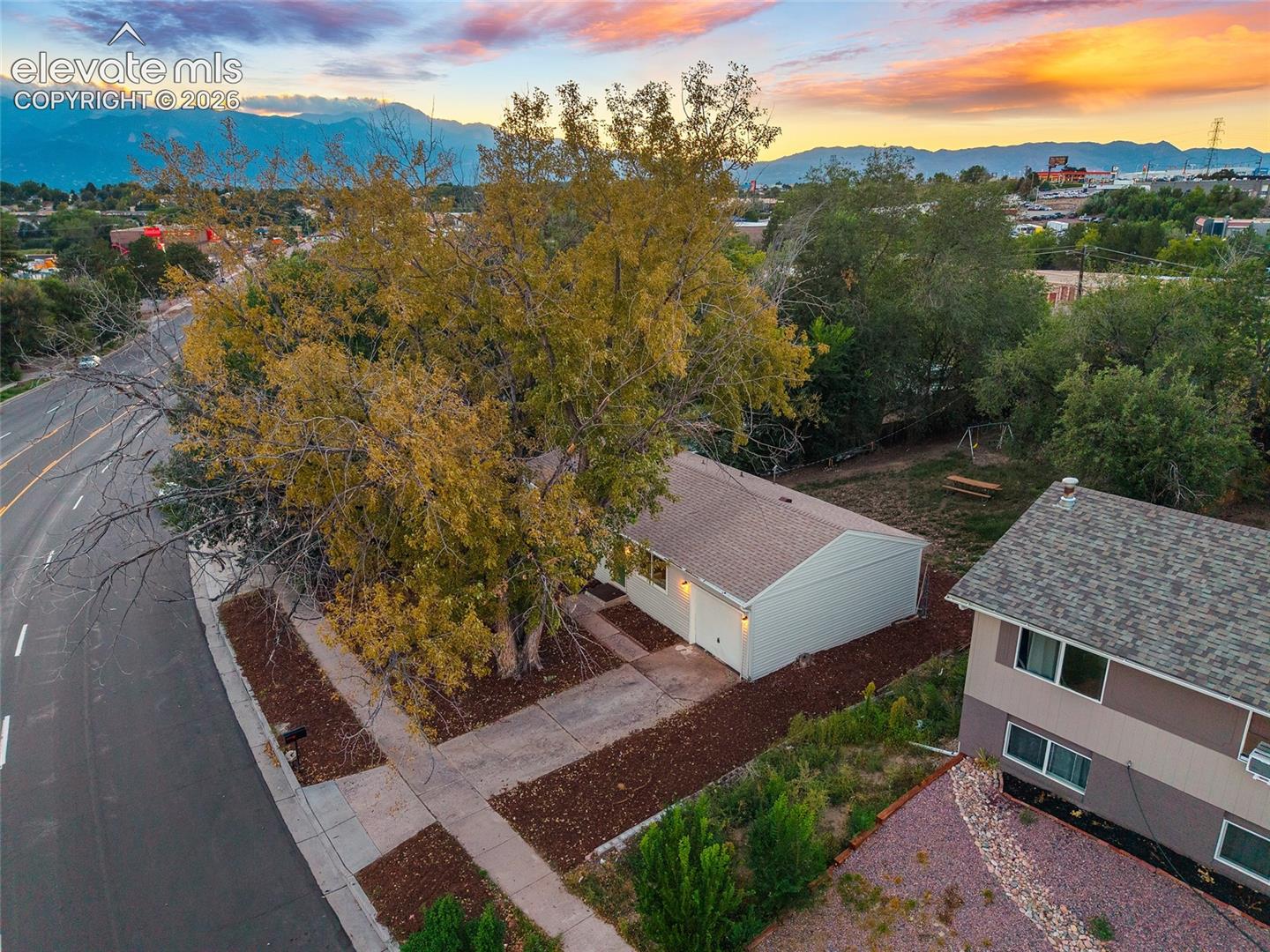 Listing photo 5 for 3928 E Pikes Peak Avenue