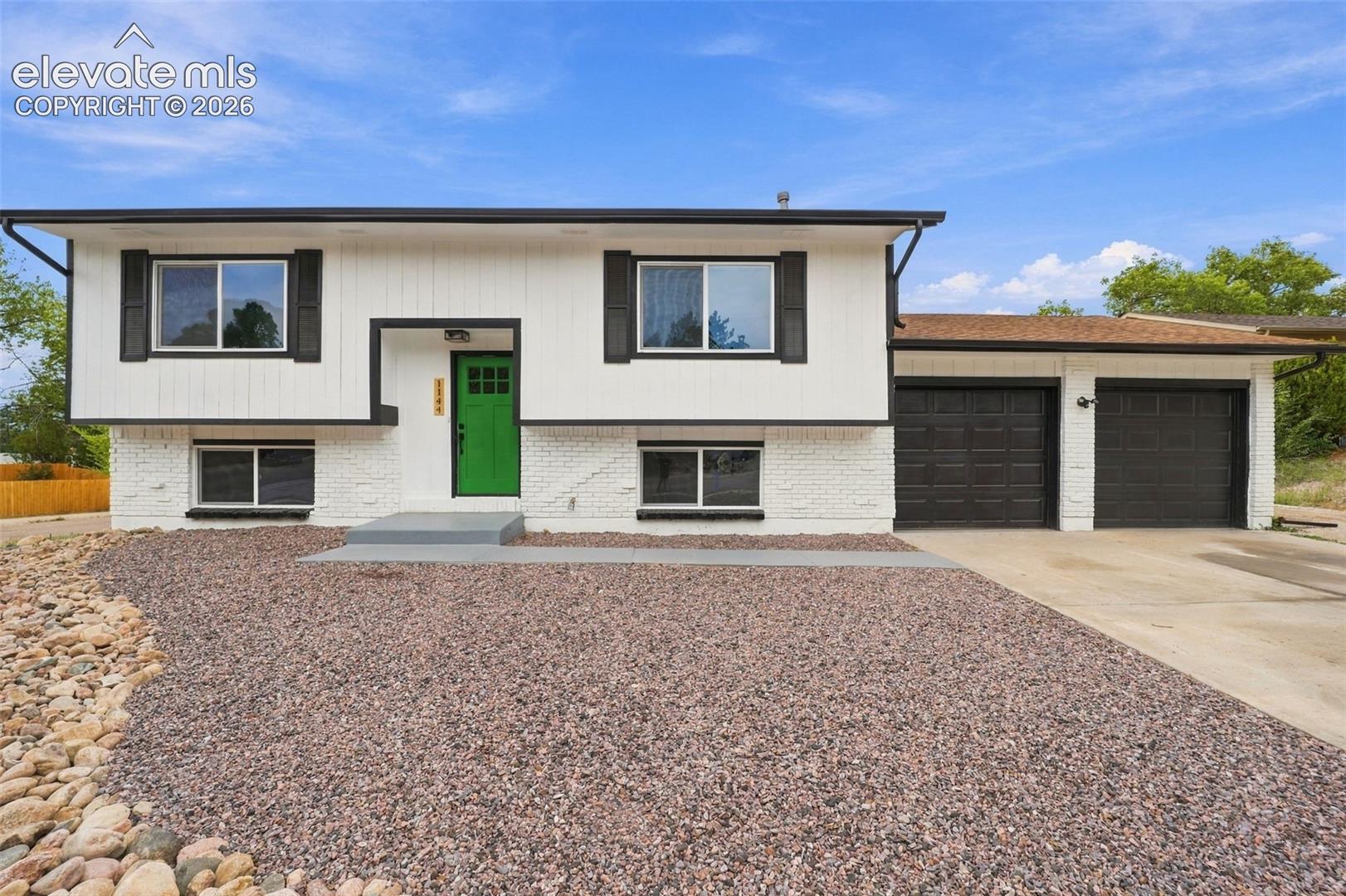 Listing photo 2 for 1144 Kachina Drive