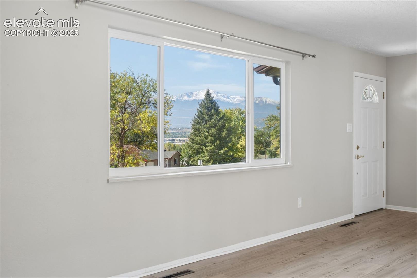 Listing photo 4 for 408 Elmwood Drive