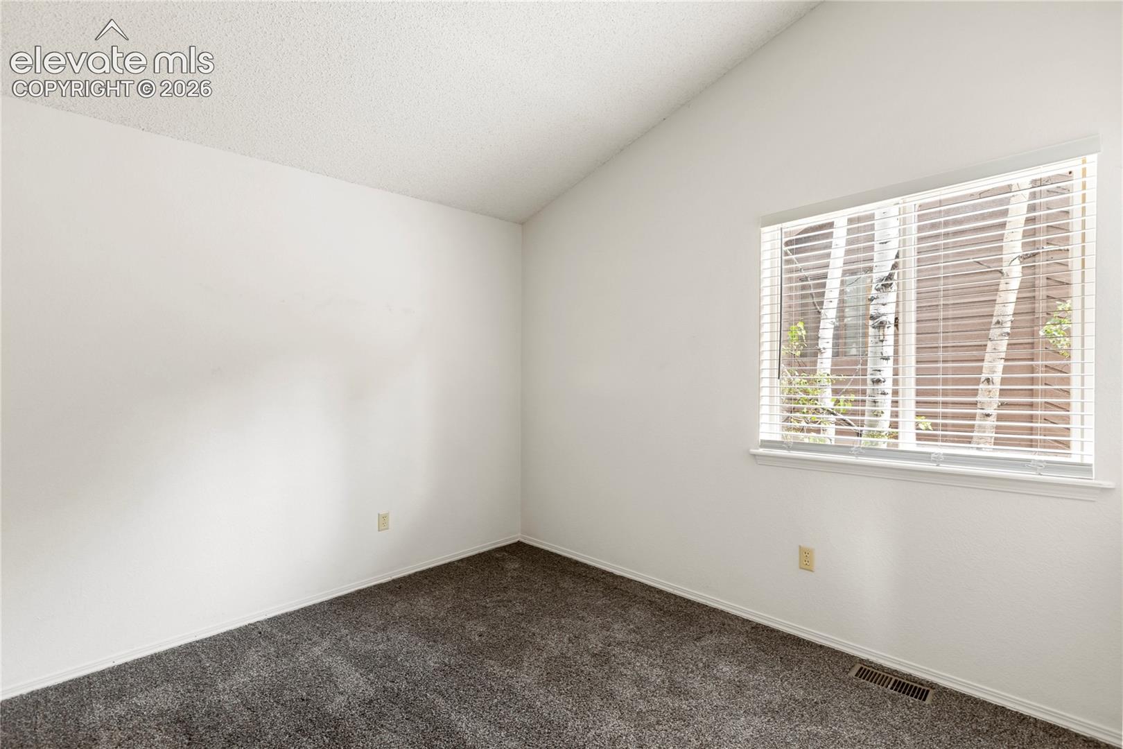 540 Greenway Court, photo 31
