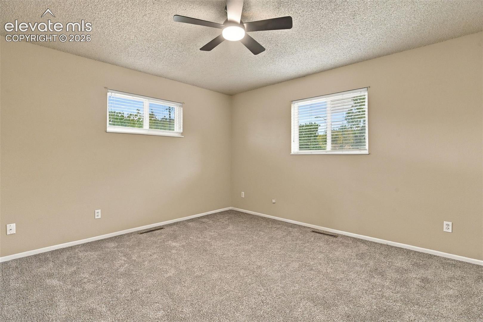 Listing photo 3 for 1070 Applewood Drive