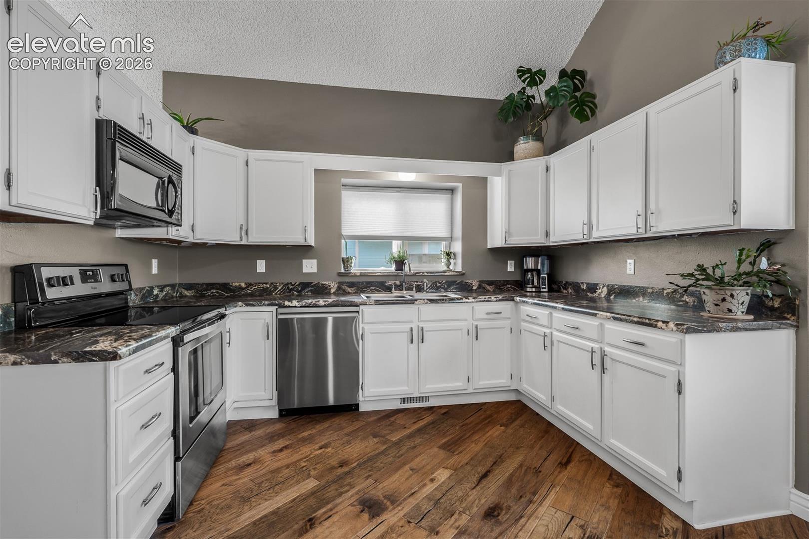 Listing photo 13 for 7810 Conifer Drive