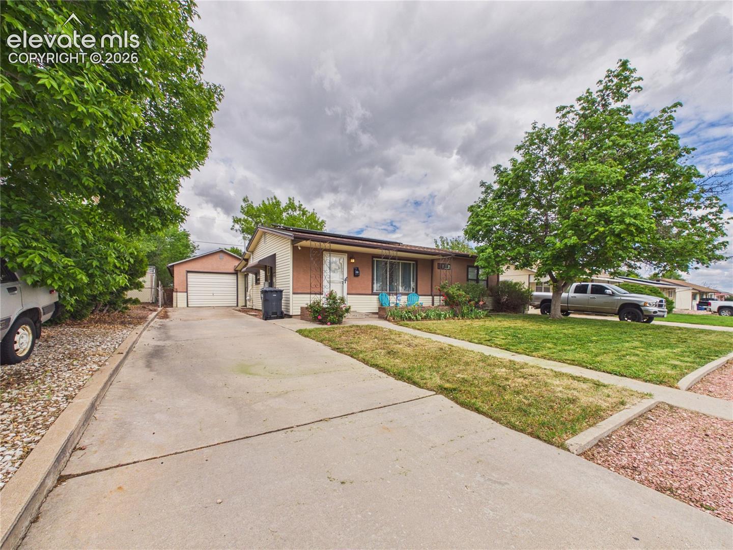 Listing photo 3 for 1615 Englewood Drive