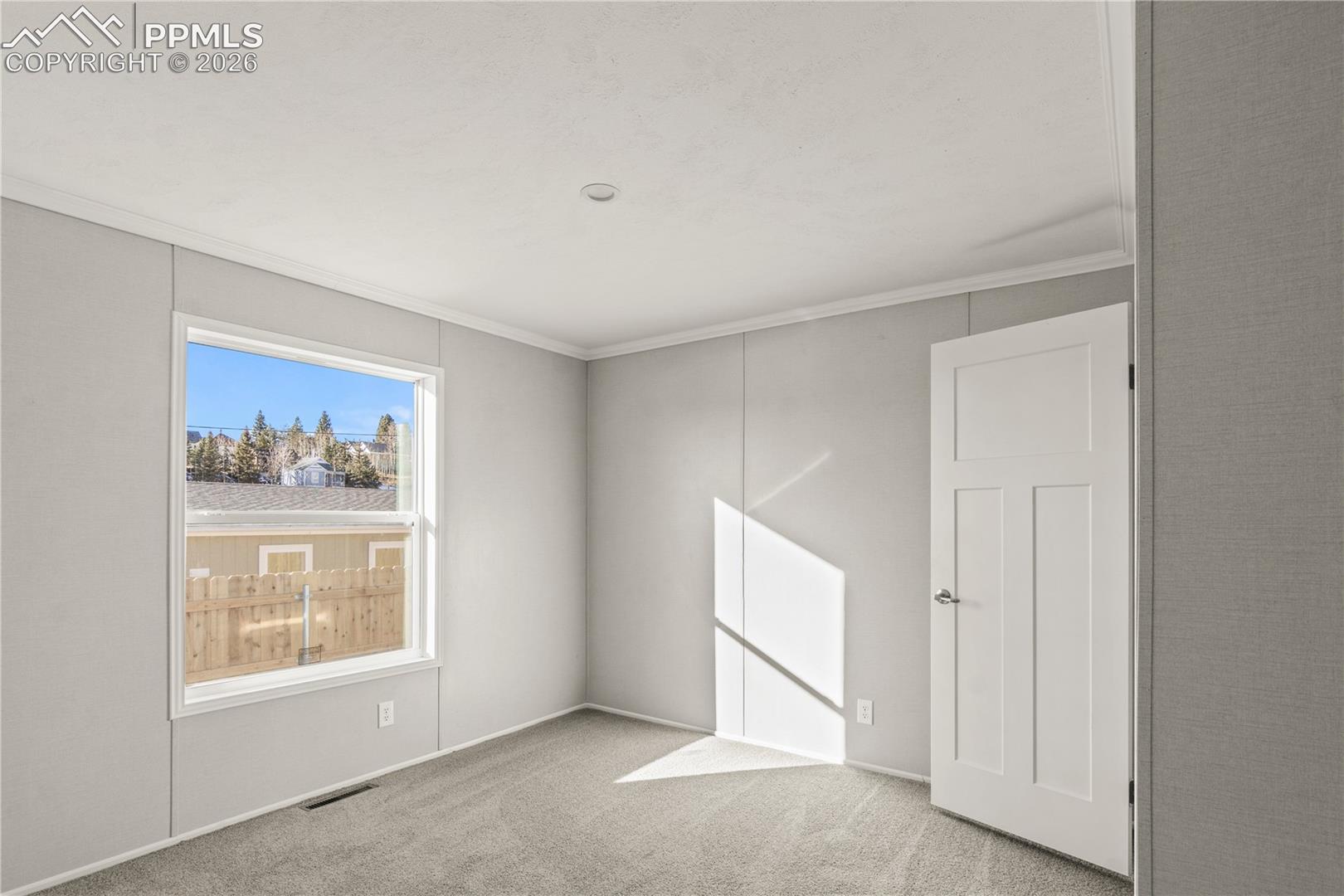 Listing photo 4 for 525 Carr Avenue