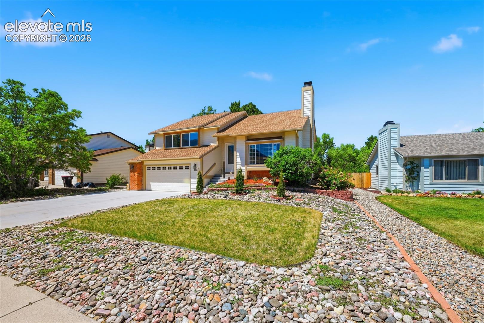 Listing photo 2 for 780 Bayfield Drive