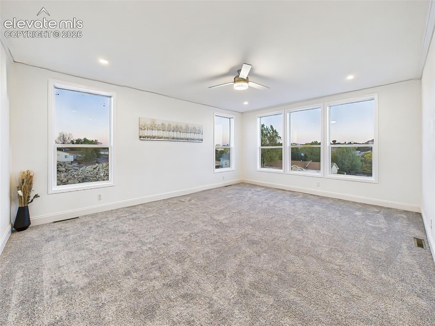 Listing photo 7 for 893 S Greenway Avenue