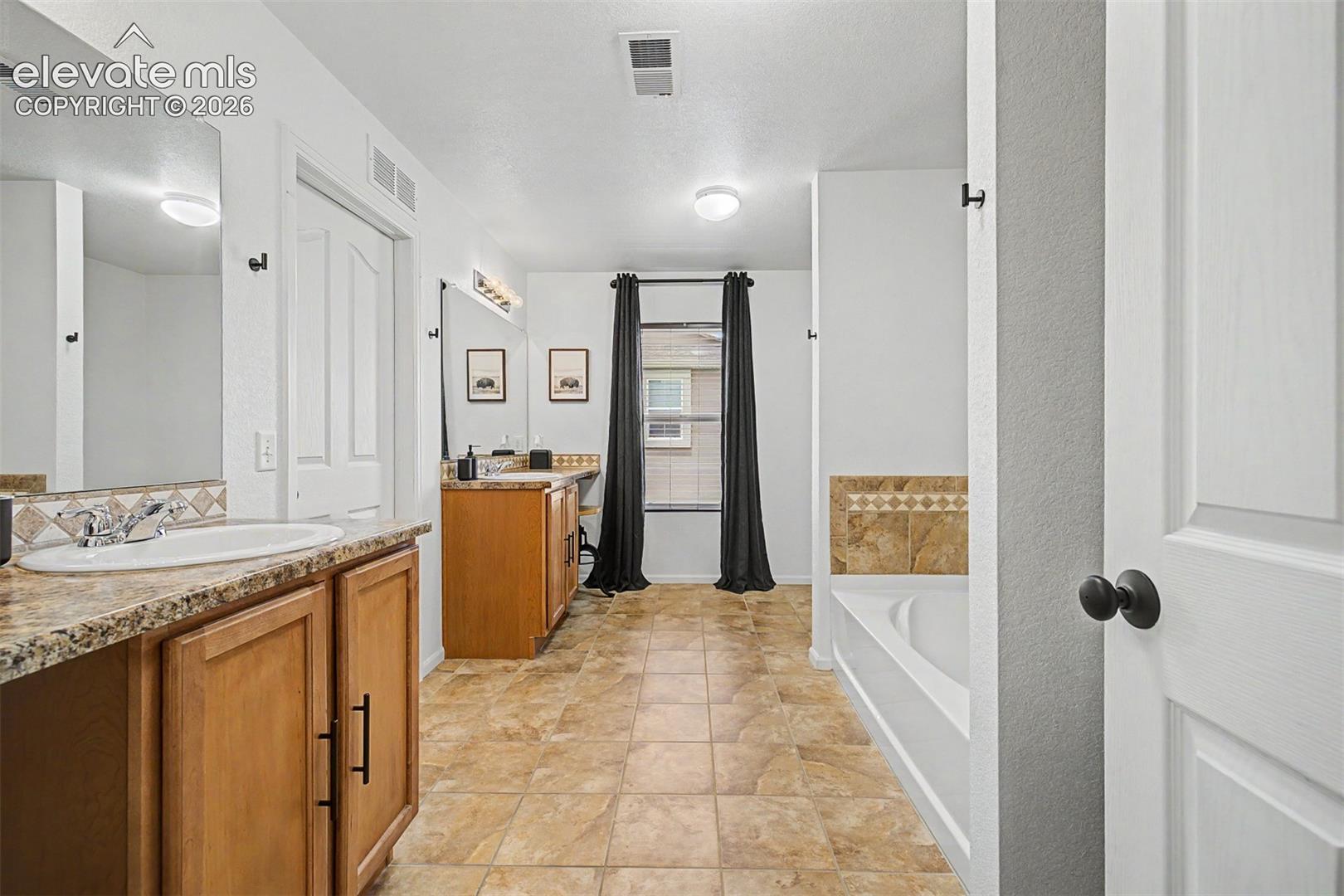 Listing photo 25 for 7716 Candlelight Lane