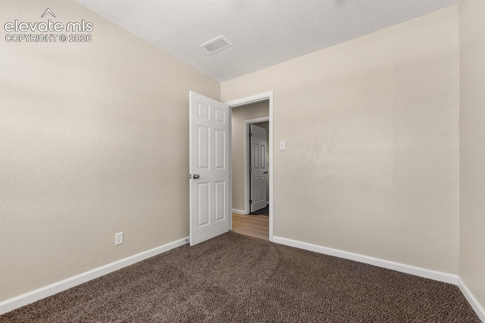 Listing photo 12 for 2102 W 29th Street