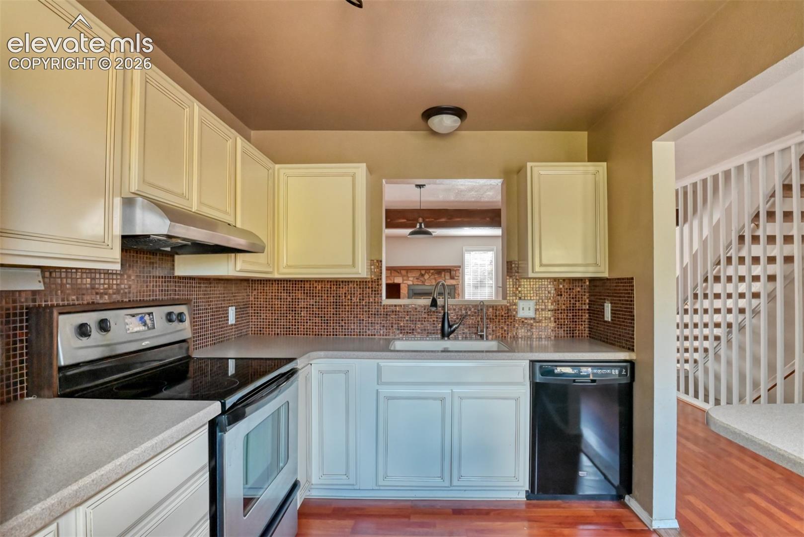 Listing photo 9 for 590 Manor Court B
