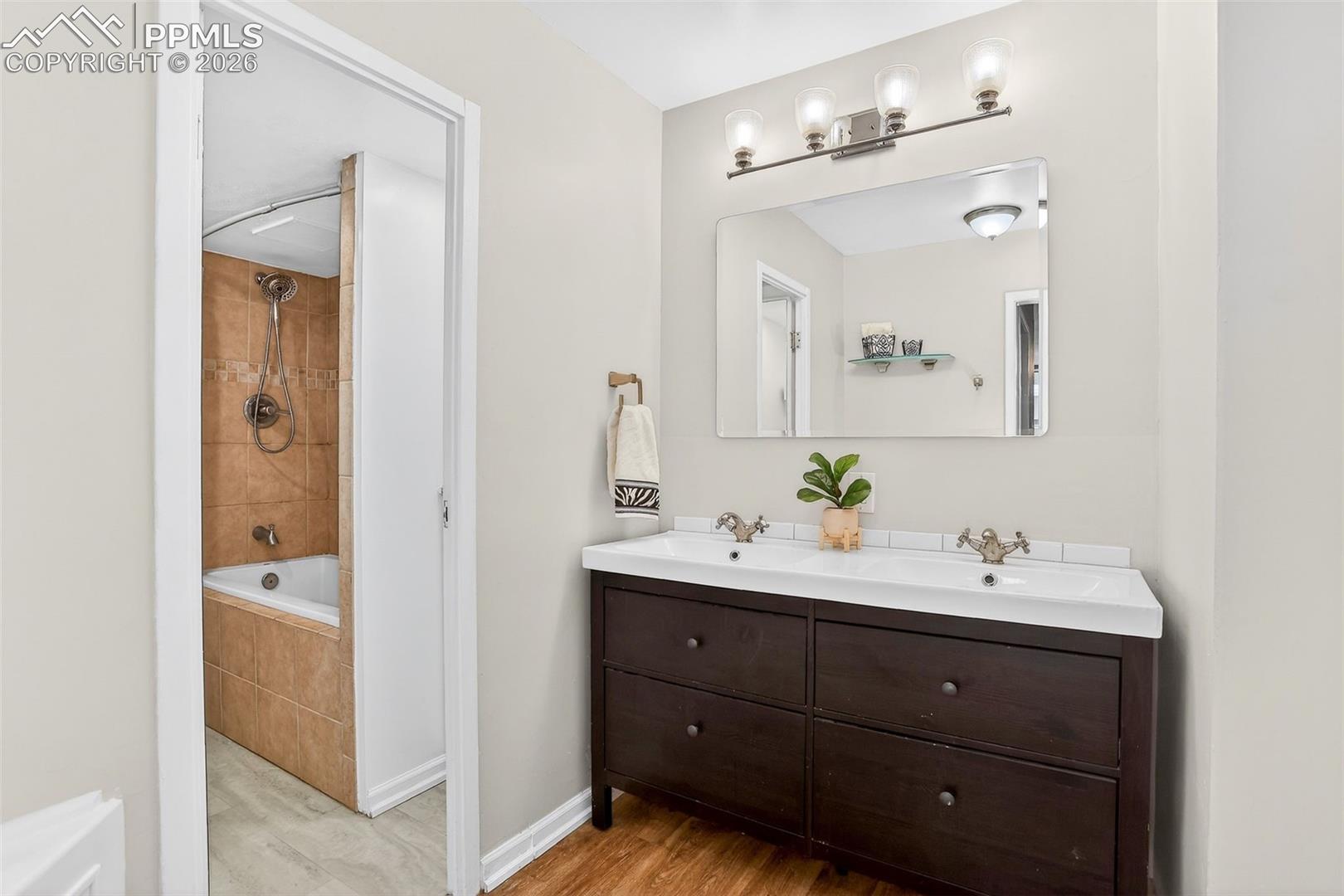 Listing photo 15 for 1111 N Ash Street 110