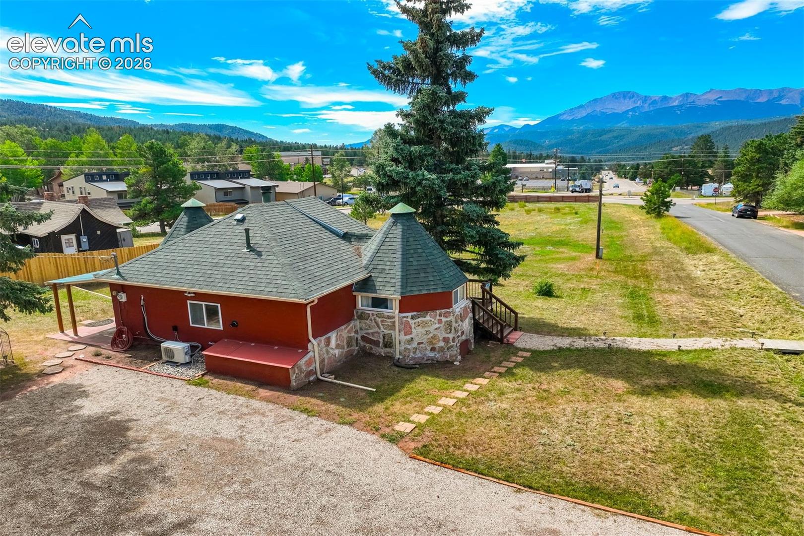 Listing photo 3 for 405 N Baldwin Street