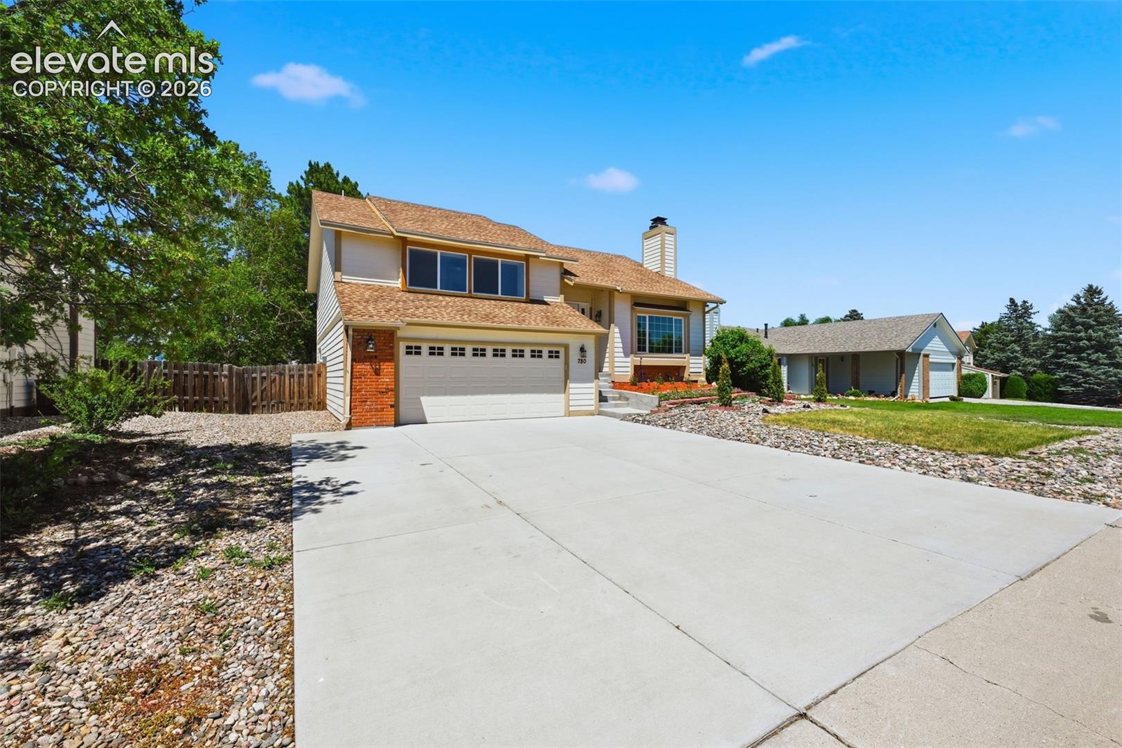 Listing photo 3 for 780 Bayfield Drive