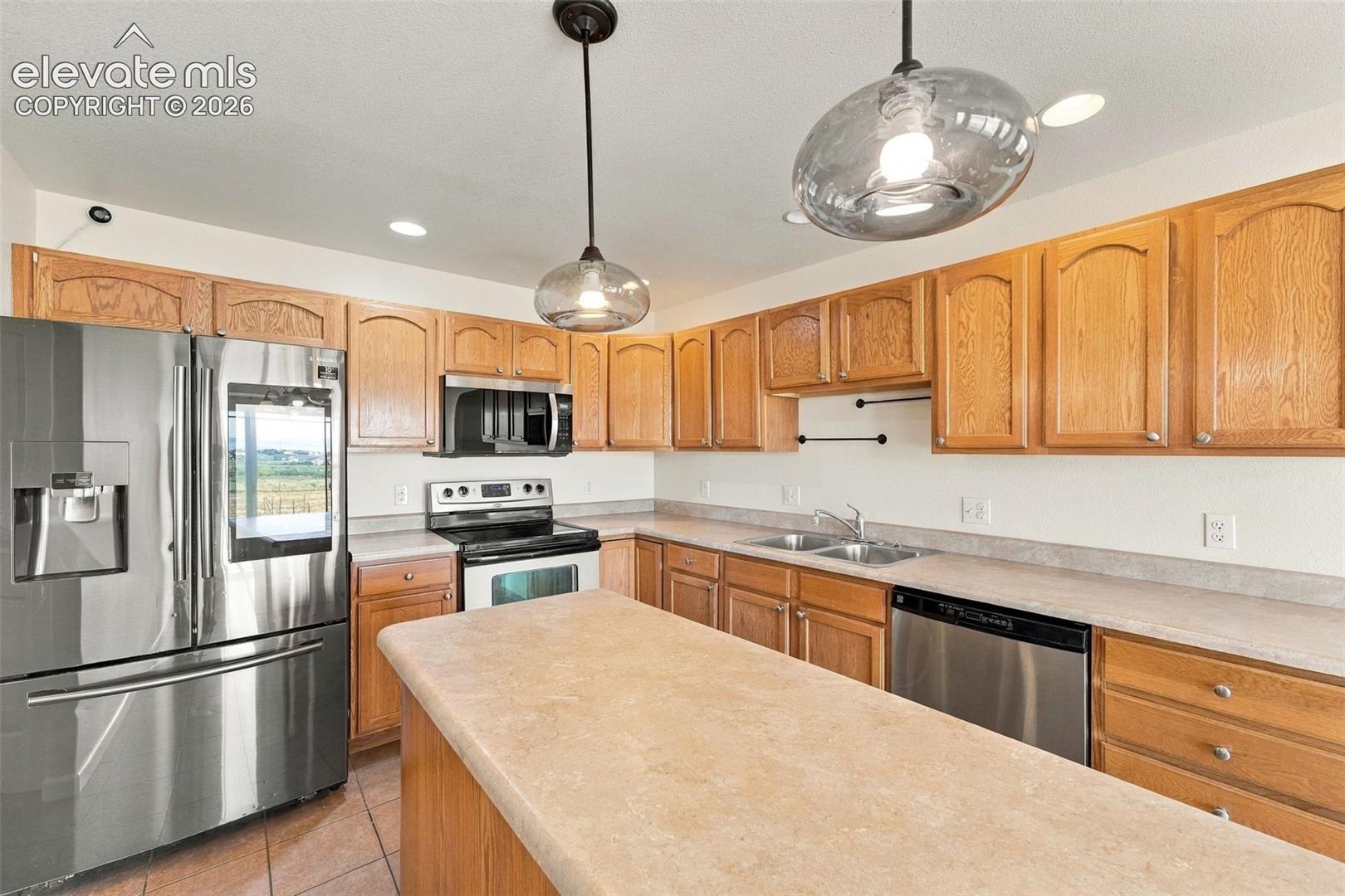 Listing photo 18 for 1385 N Challenger Drive