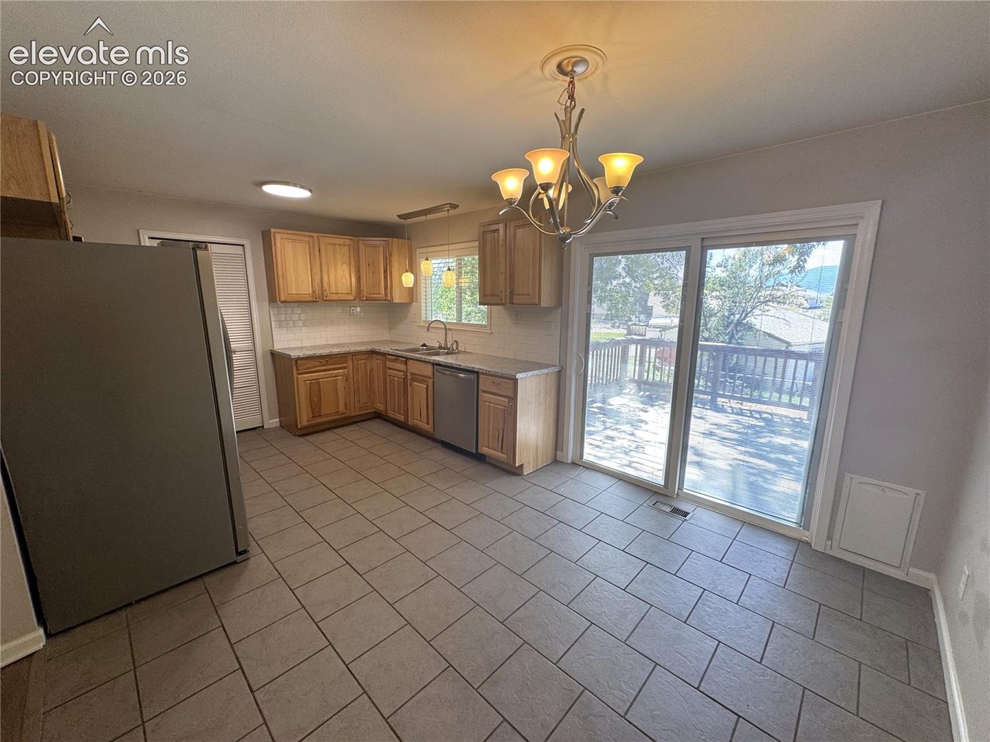 Listing photo 10 for 6910 Fielding Circle
