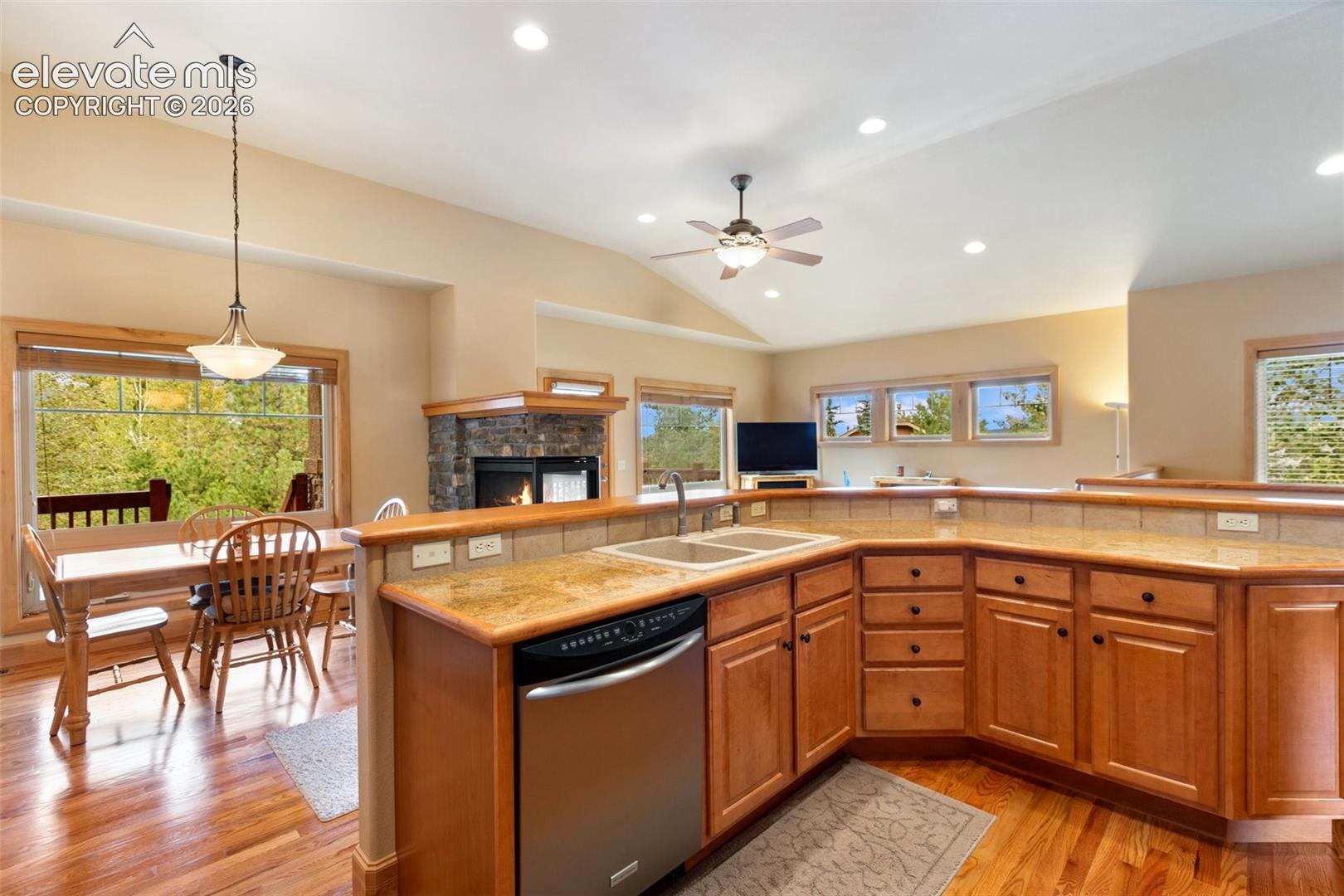 Listing photo 8 for 410 Karen Lane