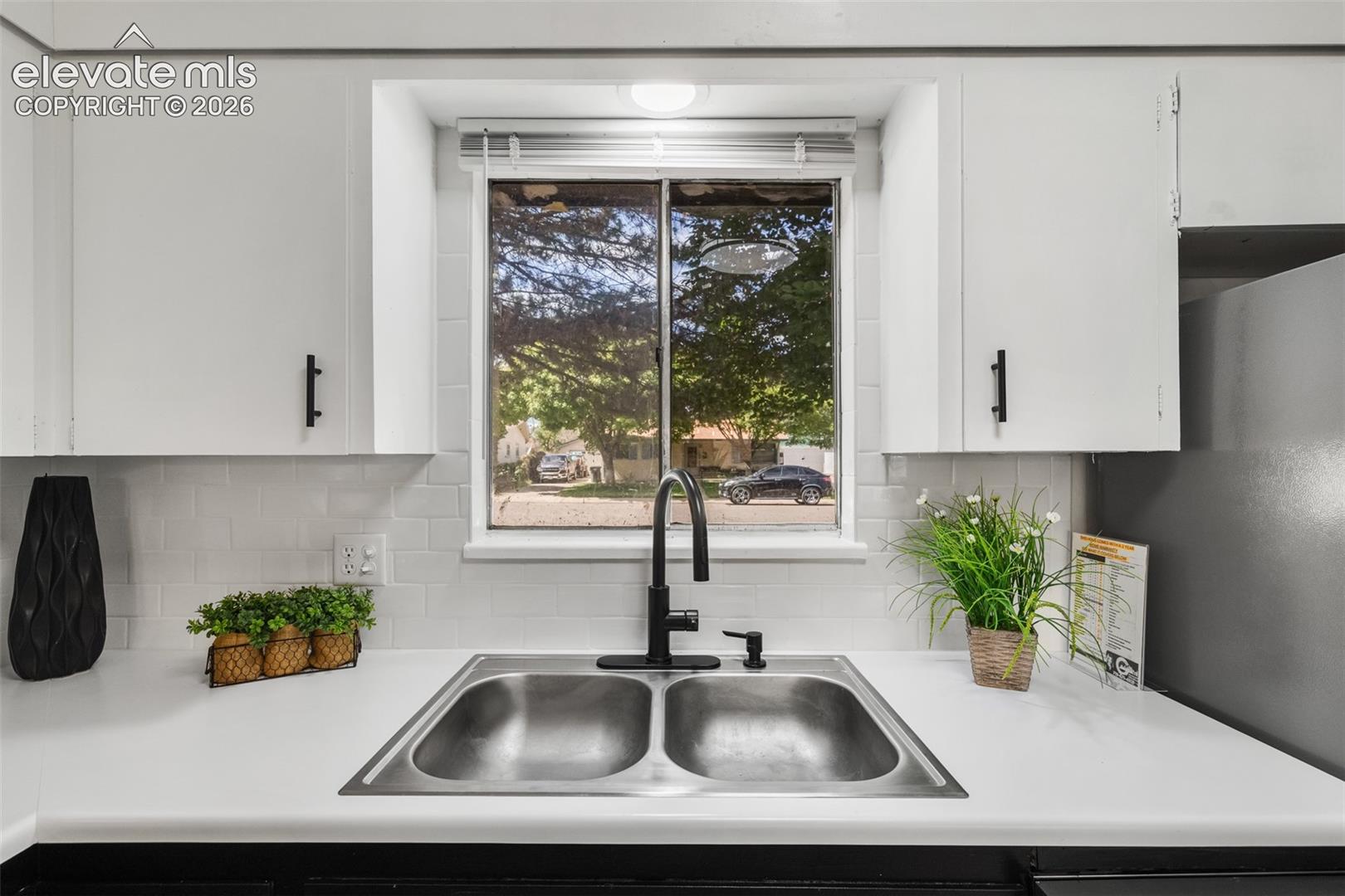 Listing photo 7 for 1818 Maplewood Drive