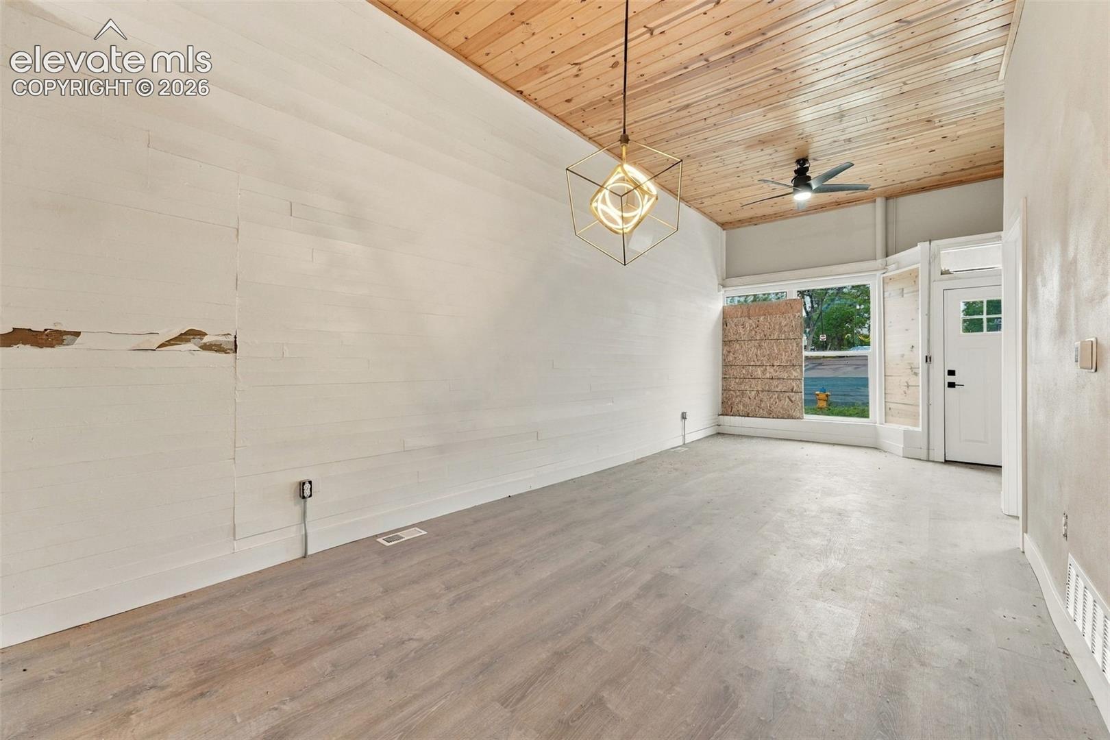 Listing photo 10 for 412 E St Vrain Street