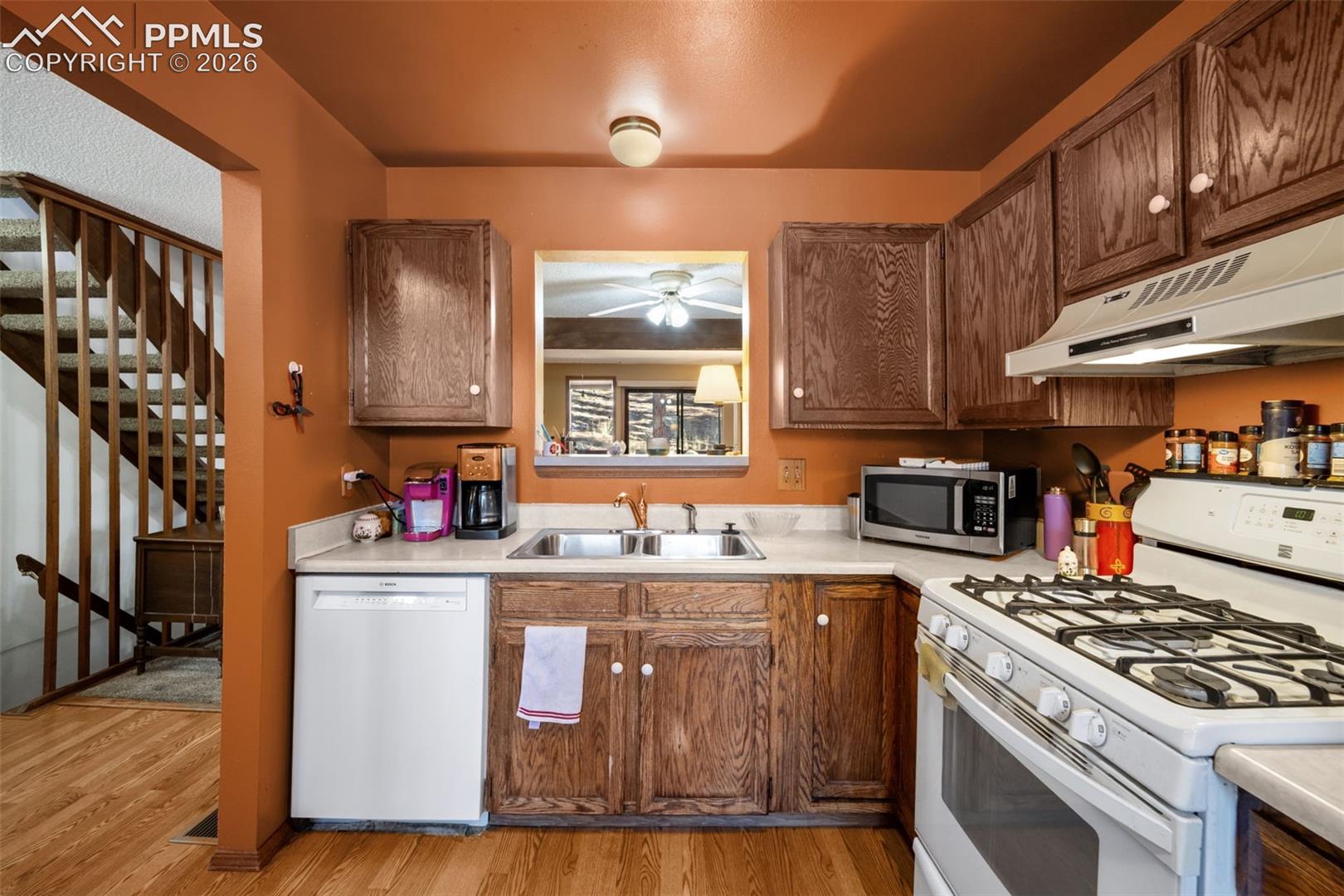 Listing photo 6 for 554 Manor Court C