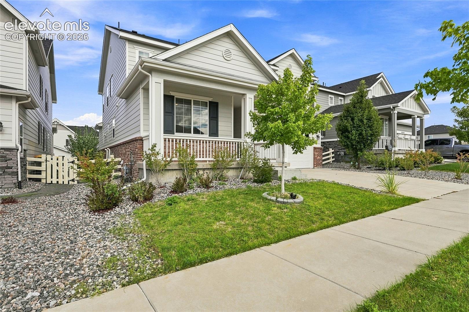 Listing photo 2 for 27645 E Geddes Place