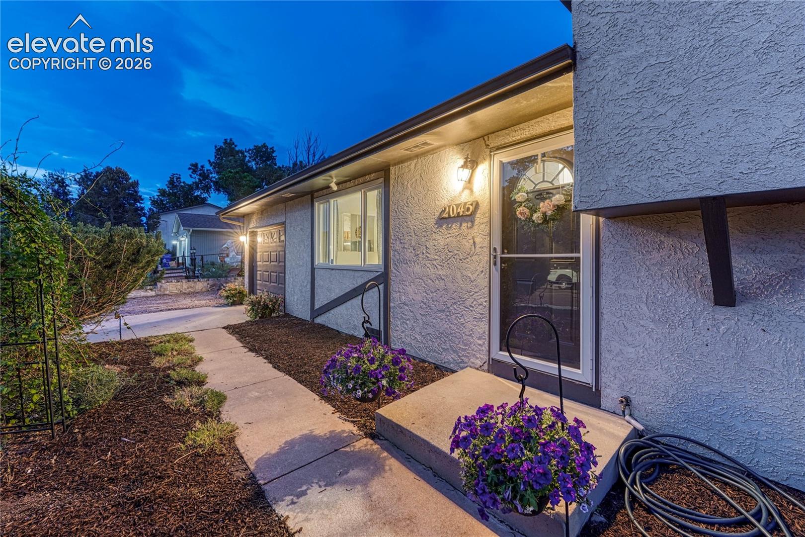 2045 Heathercrest Drive, photo 2