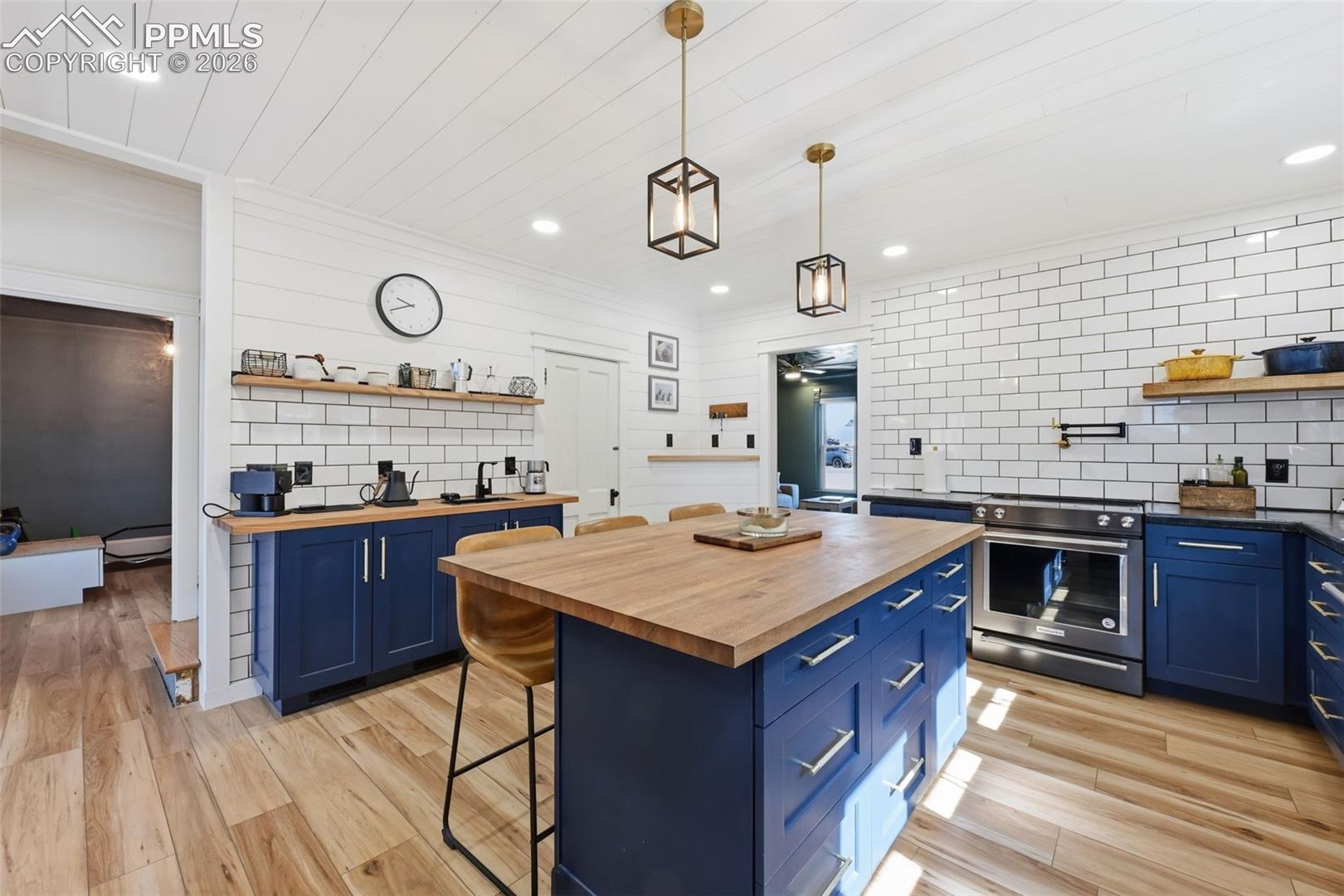 Listing photo 11 for 937 E Costilla Street