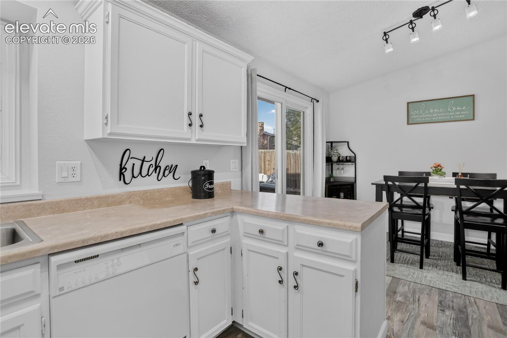 Listing photo 6 for 2250 Heathercrest Drive