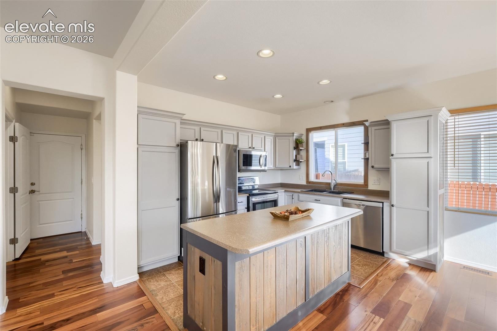 Listing photo 6 for 10149 Angeles Road