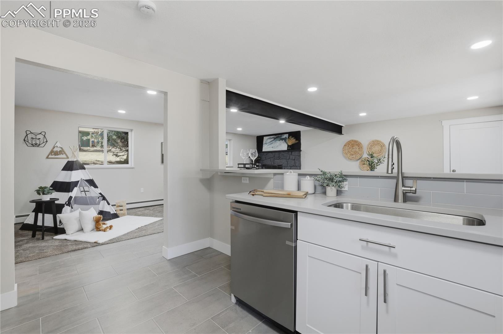 Listing photo 3 for 307 Evergreen Street
