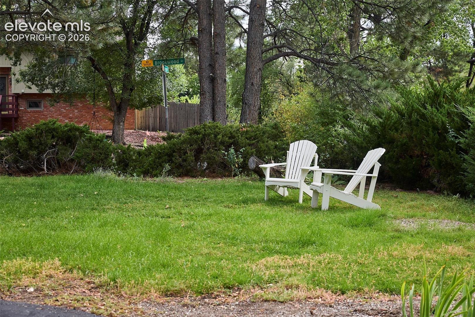 Listing photo 3 for 6827 Rosewood Drive