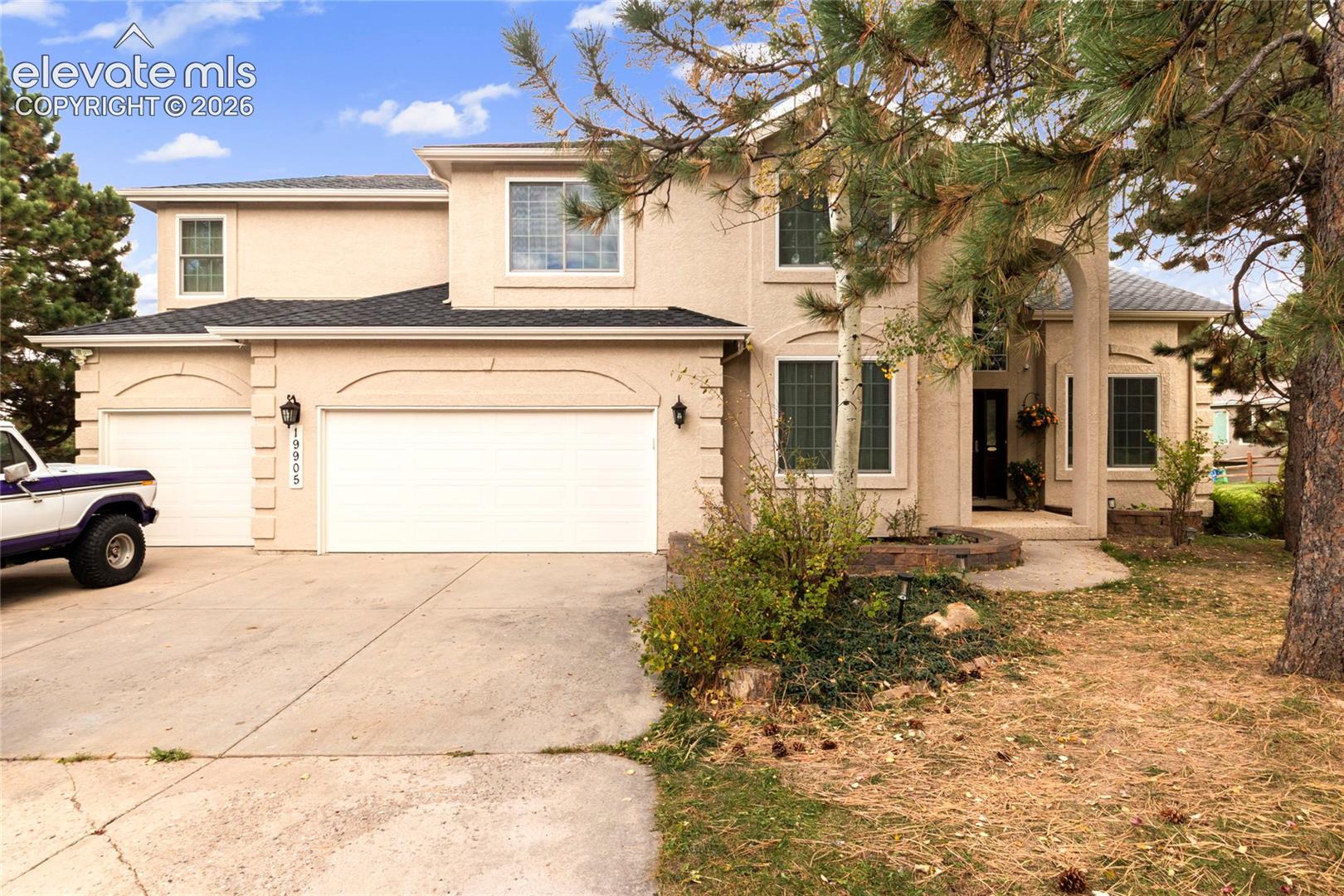 Listing photo 3 for 19905 Riverglen Lane