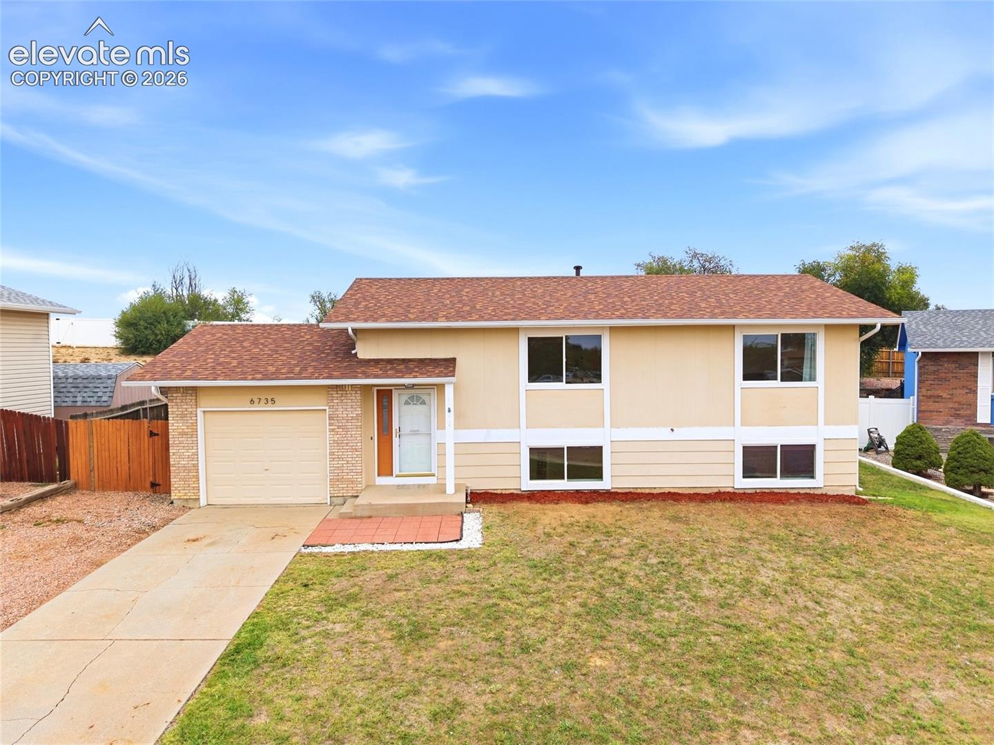 Listing photo 2 for 6735 Blue River Way