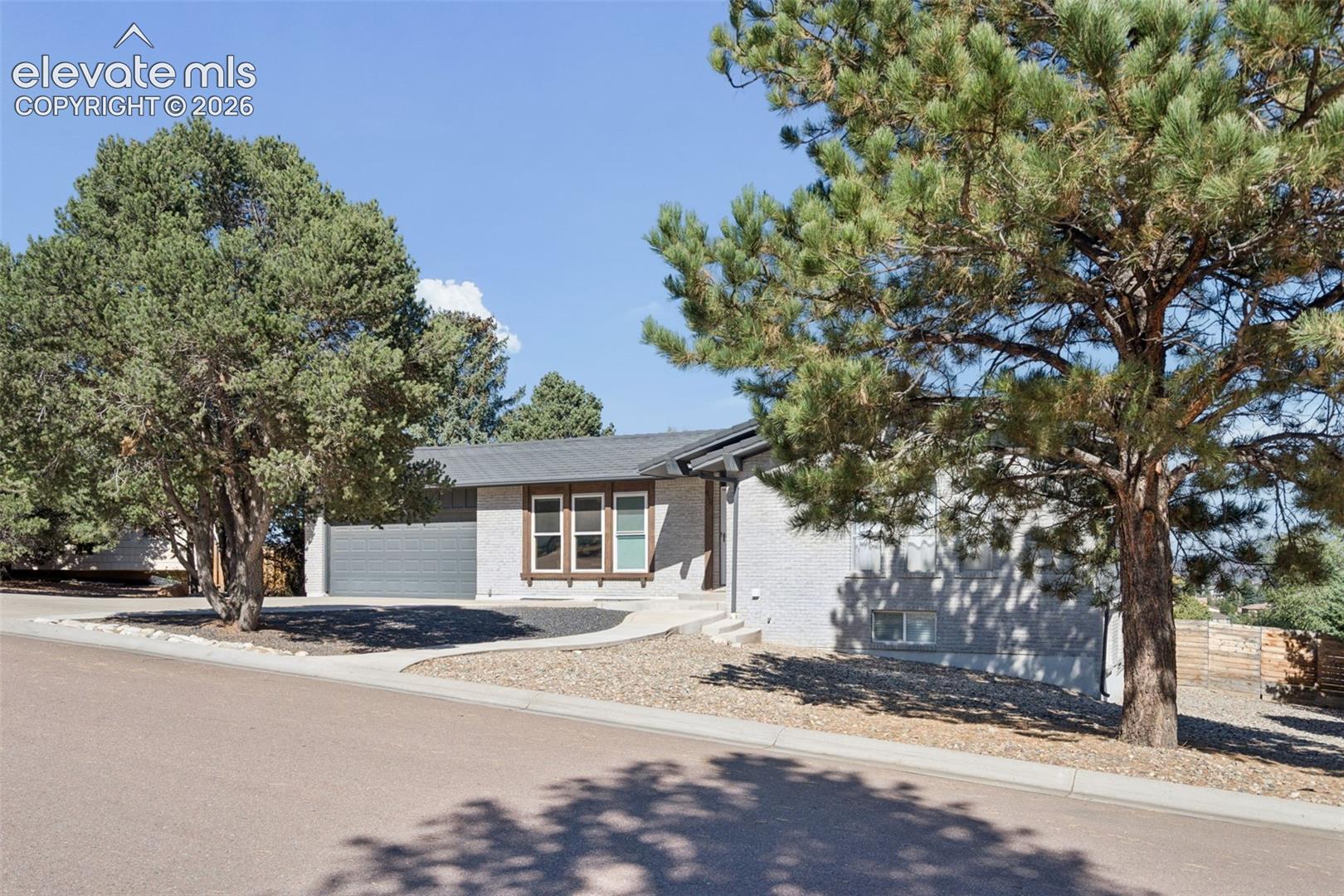 Listing photo 4 for 810 Point of the Pines Drive