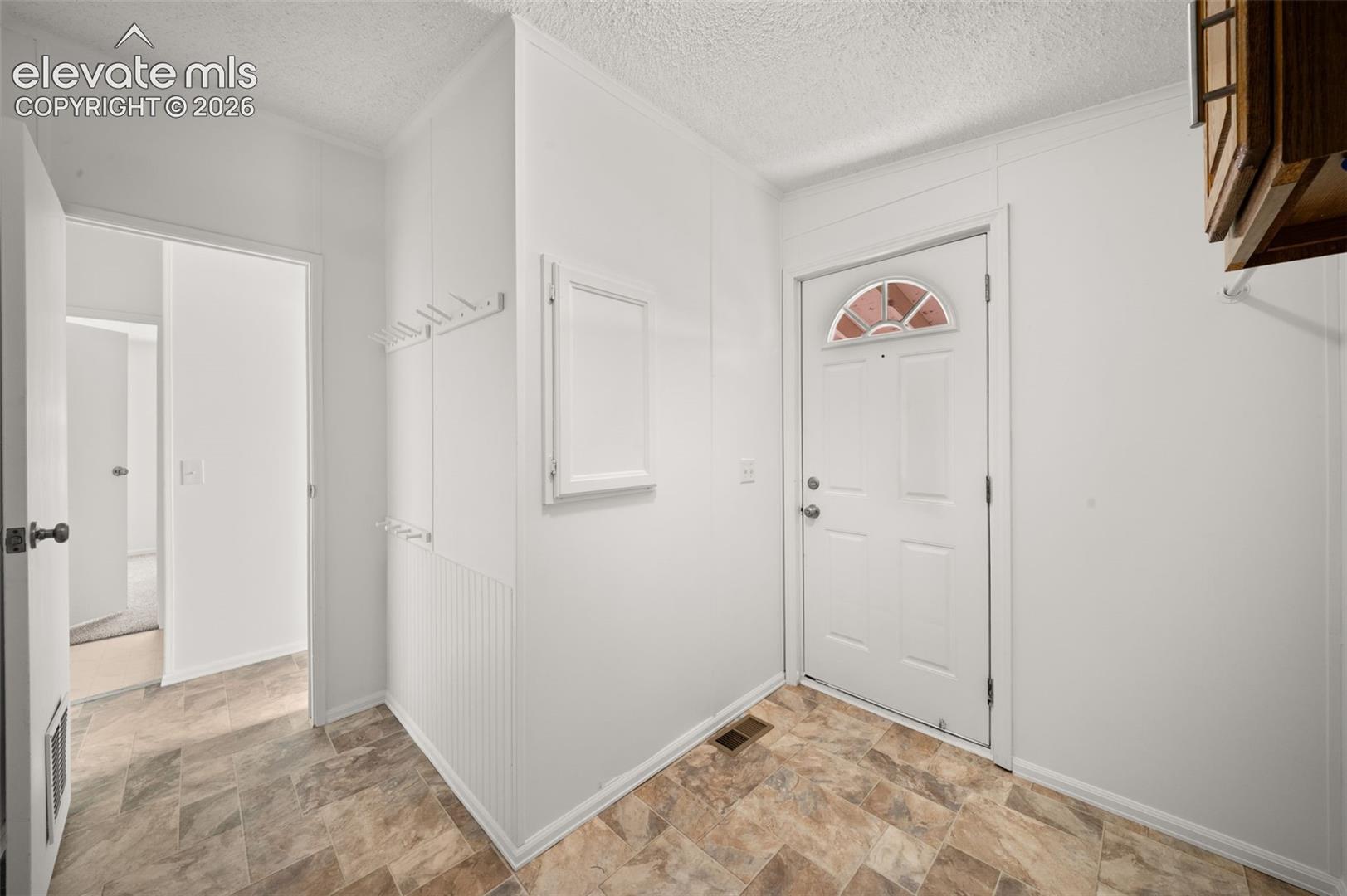 Listing photo 17 for 413 W Eaton Avenue