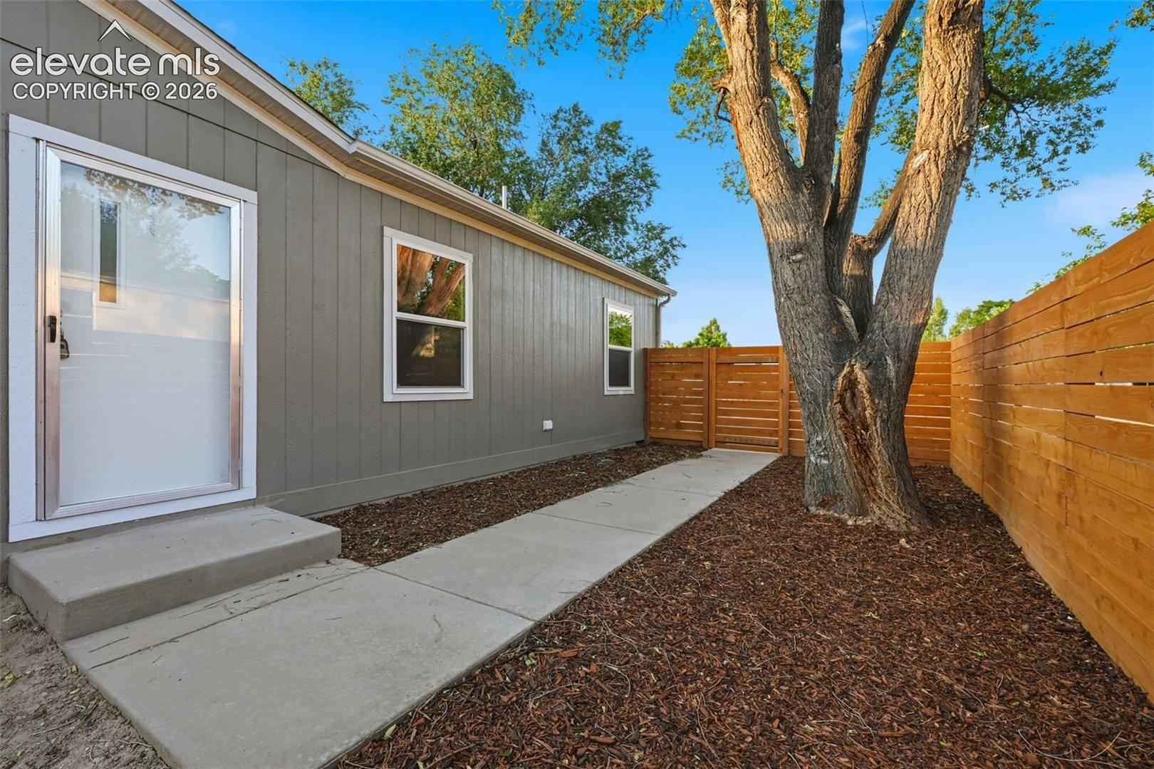 Listing photo 3 for 281 E Stewart Drive
