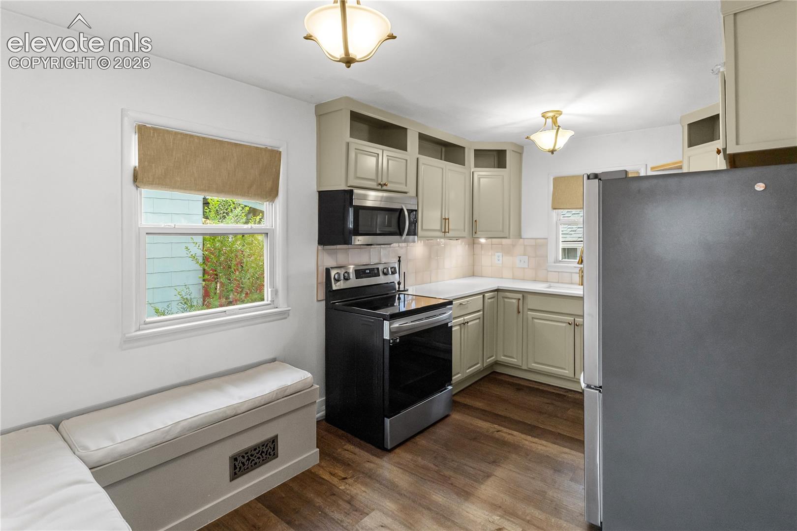 Listing photo 7 for 1220 E Fountain Boulevard