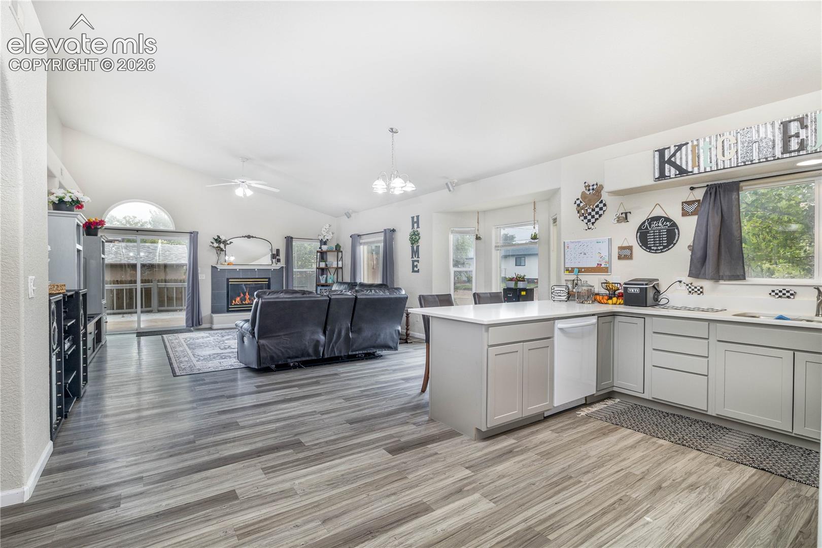 Listing photo 11 for 938 Cedarcrest Drive