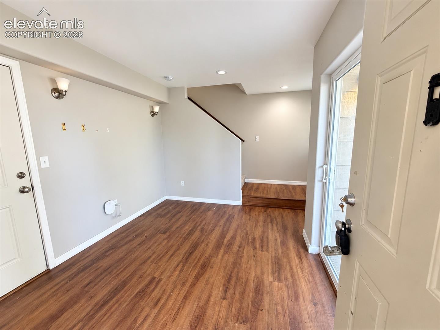 Listing photo 2 for 320 E Ohio Avenue