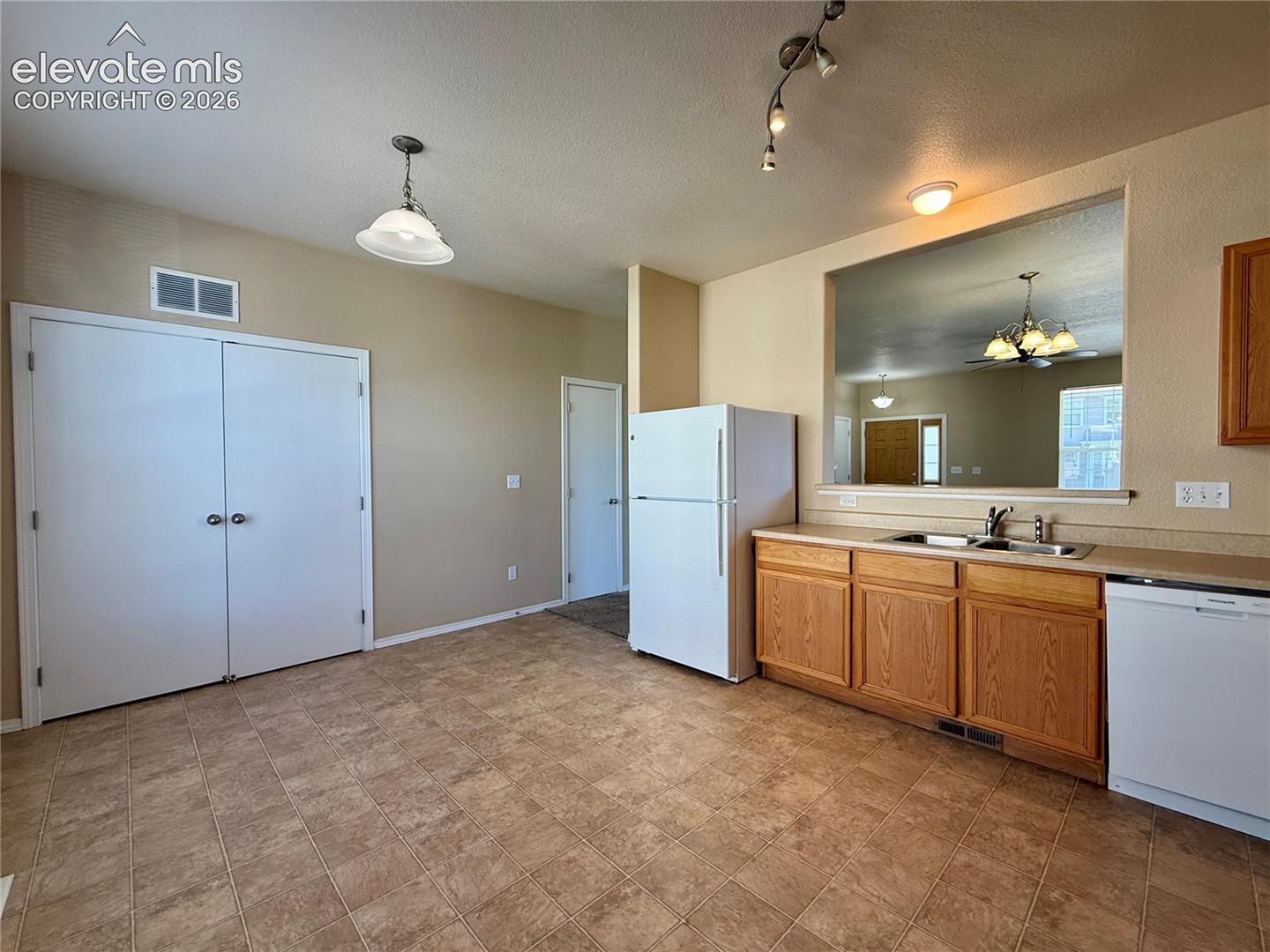 Listing photo 7 for 10586 Country Park Point