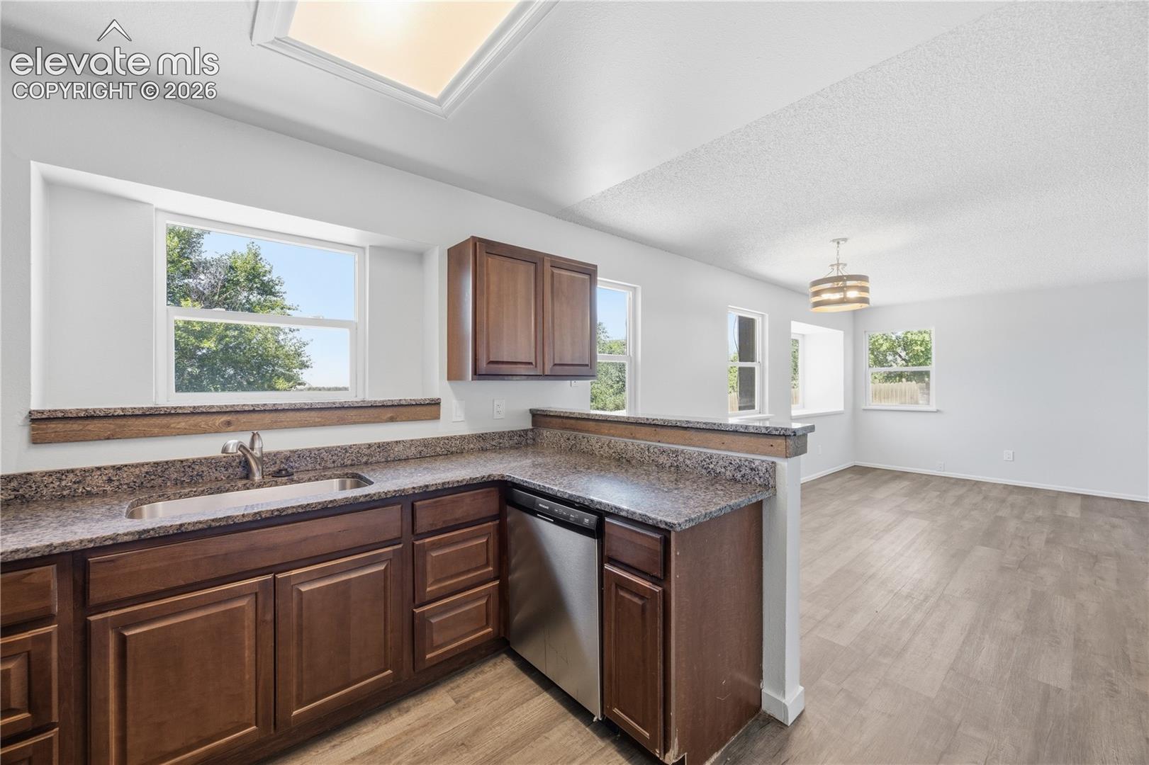 Listing photo 10 for 4571 Sunnyhill Drive